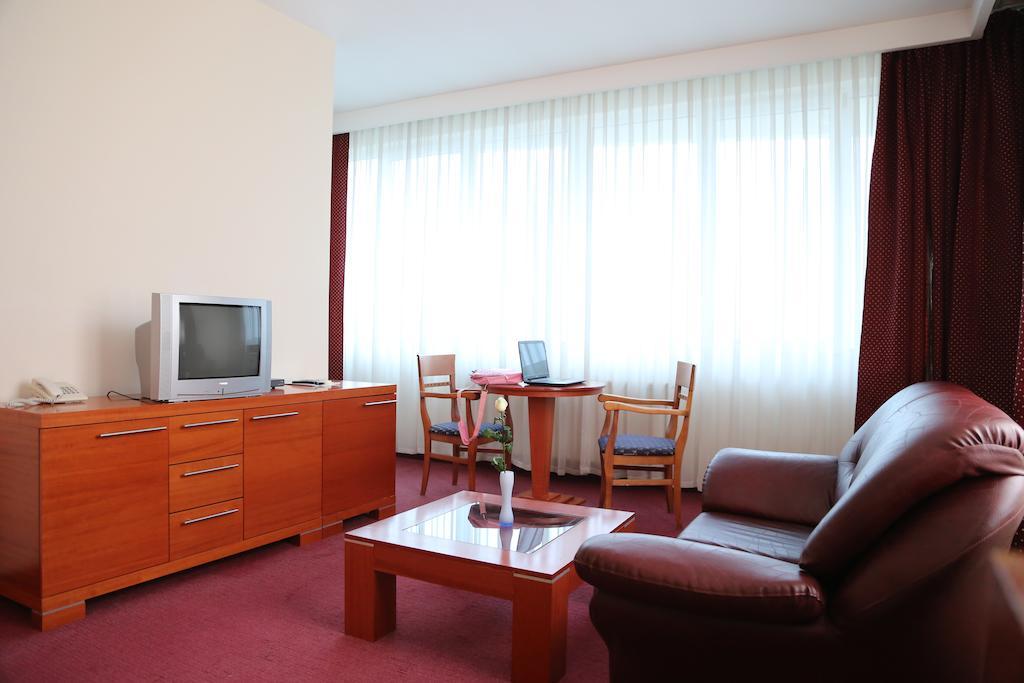 Hotel Apollonia Приштина Номер фото