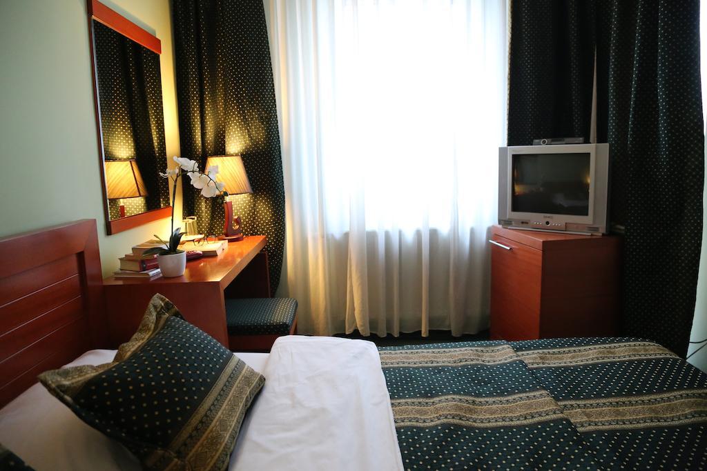 Hotel Apollonia Приштина Номер фото