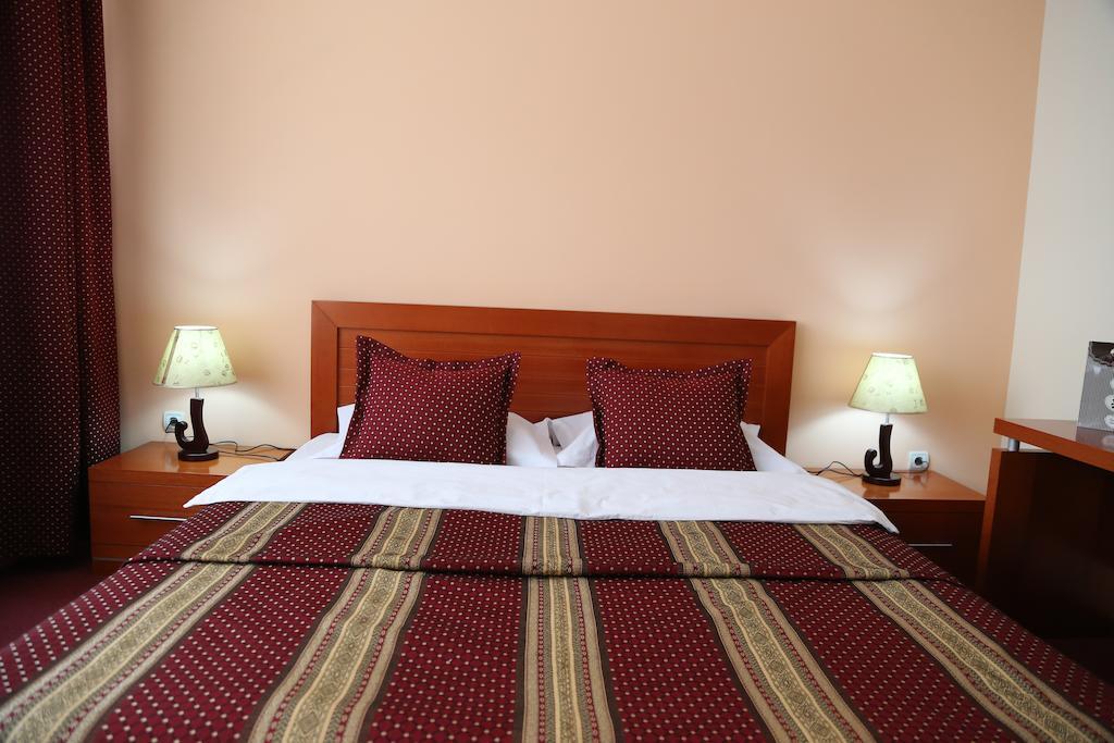 Hotel Apollonia Приштина Экстерьер фото